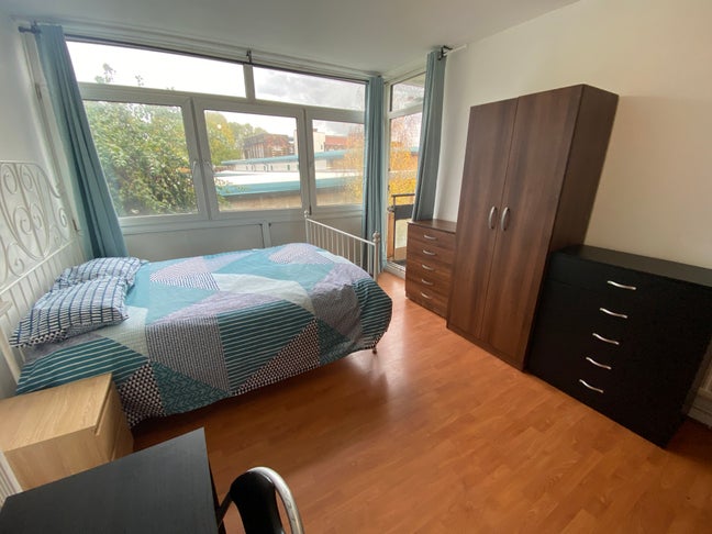 Shoreditch ! Spacious Double with Private Balcony! Main Photo