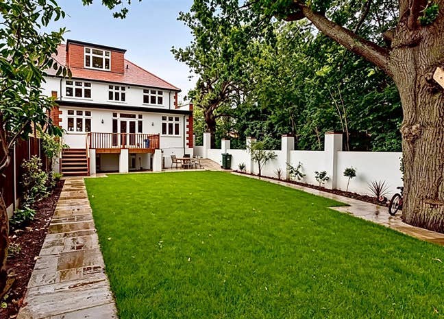 5mins walk to Totteridge & Whetstone station Main Photo