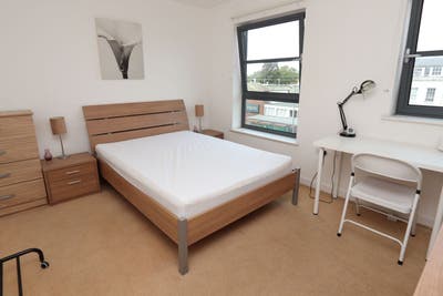 Large Bright Double Room Near Canary Wharf/E14 Main Photo