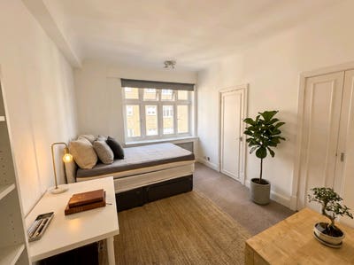 Room with private shower and built-in wardrobes Main Photo
