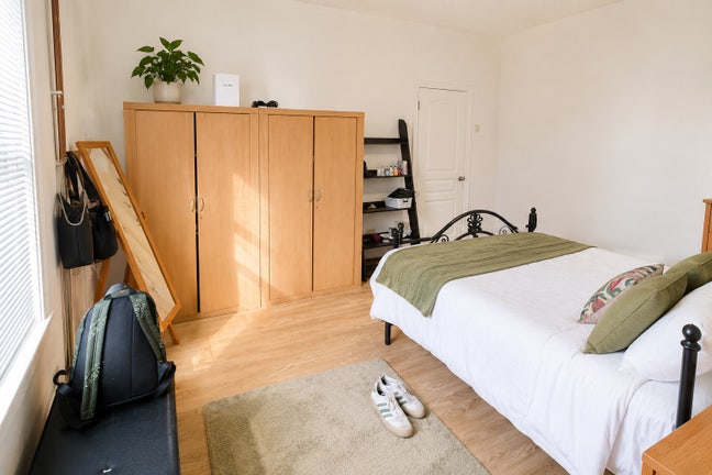 3 Big Rooms In Lovely All Female Home Main Photo