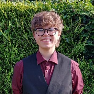 I am an 18 year old who has recently accepted... Main Photo