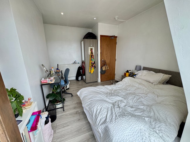 Lovely bright room with Juliette doors and views! Main Photo