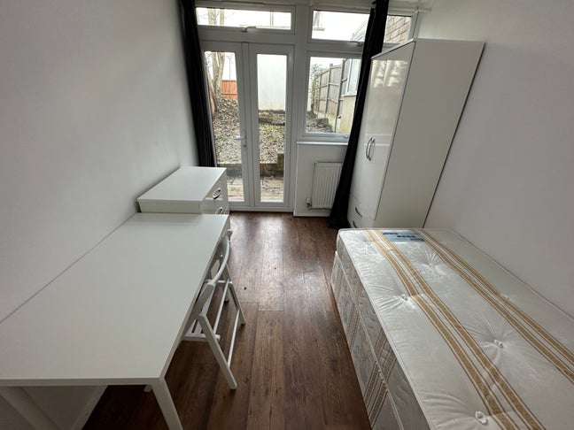 No Deposit|Bills Included|9/10 min Piccadilly line Main Photo