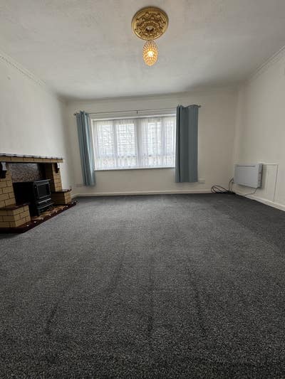 Spacious 2-Bedroom Flat to Rent –  Main Photo