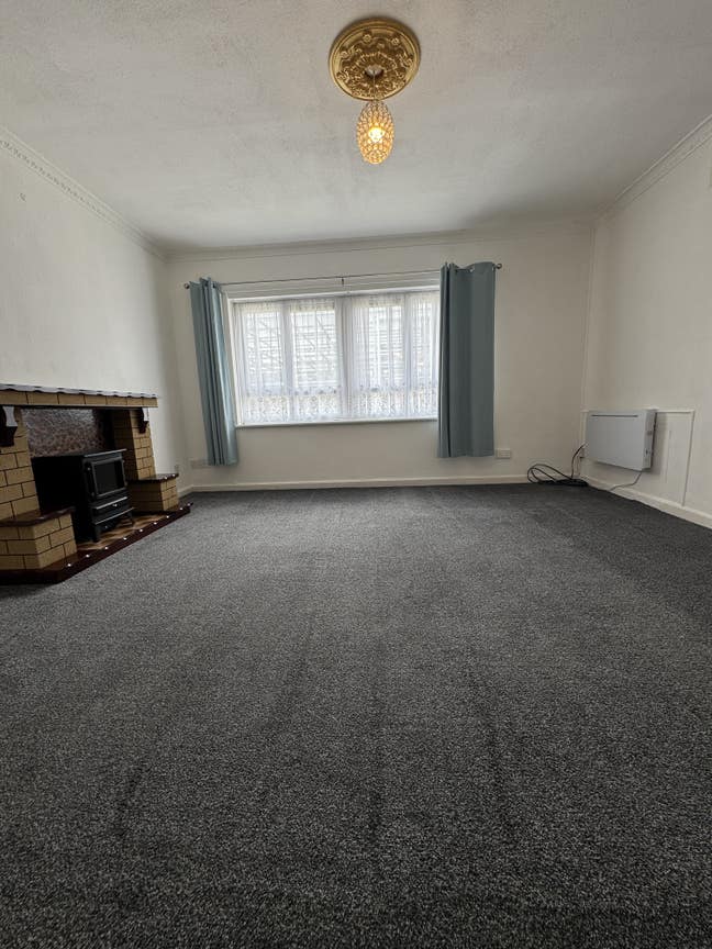 Spacious 2-Bedroom Flat to Rent –  Main Photo