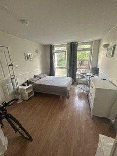 Very large room w/own patio in St John’s Wood Main Photo