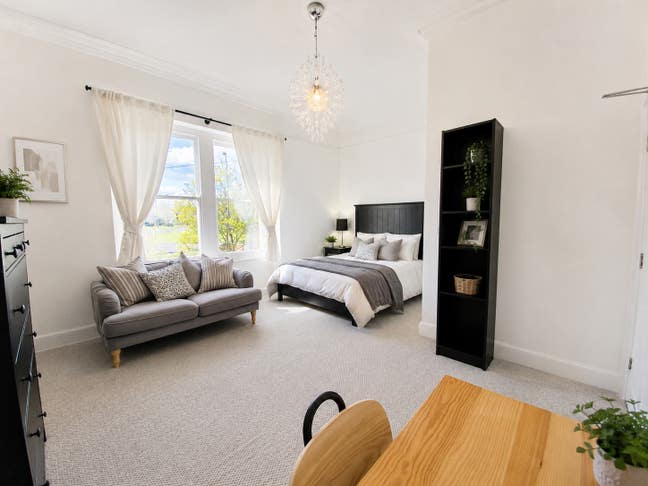 35DR | Warmley | Double | Ensuite | Parking Main Photo