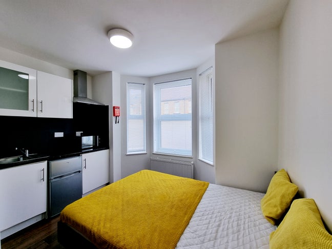 Bright Ground Floor Studio with Bay Windows | G3 Main Photo