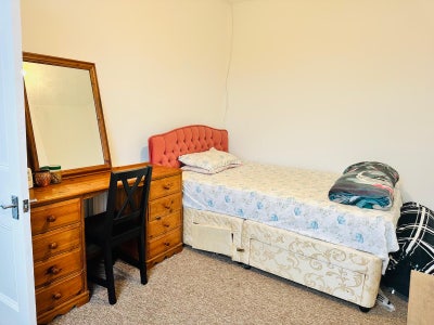 Double bedroom available for single or couple. Main Photo