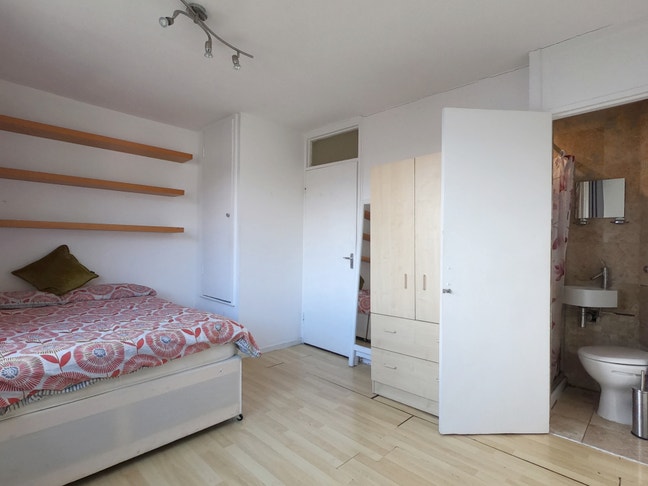 ✨ Ensuite Room in Queensdale Crescent  Main Photo