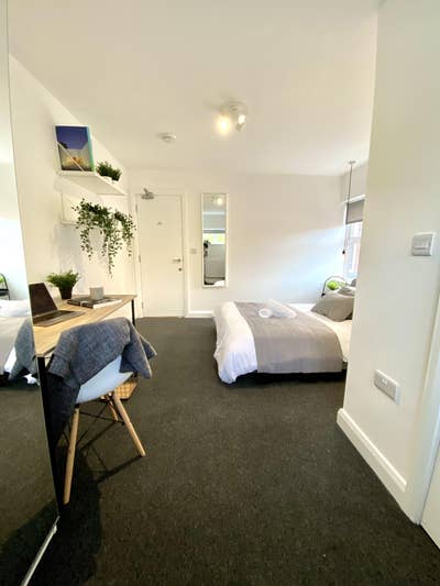 Modern Double Bedroom and En Suite in Tamworth Main Photo