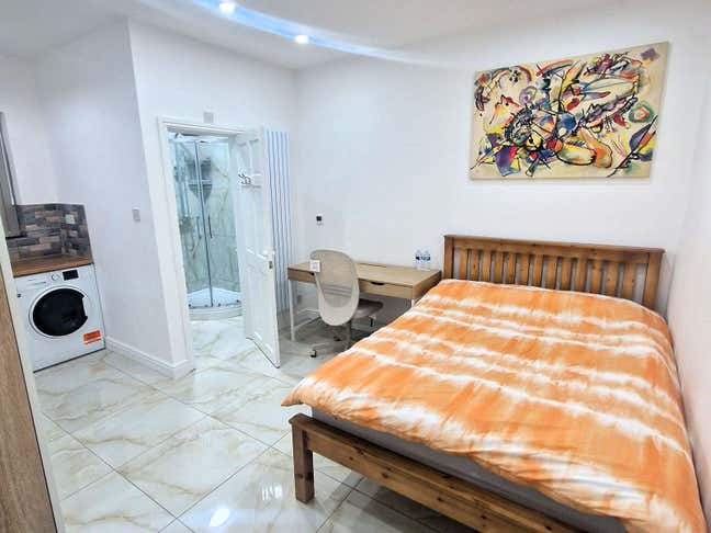 Modern Self-Contained Room | Bills Included | B21 Main Photo