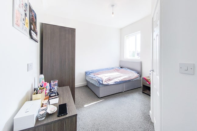 Furnished Double Room. Ensuite. All Bills OL9 Main Photo