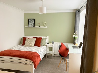 Double room, off-suite, lovely clean & quiet house Main Photo