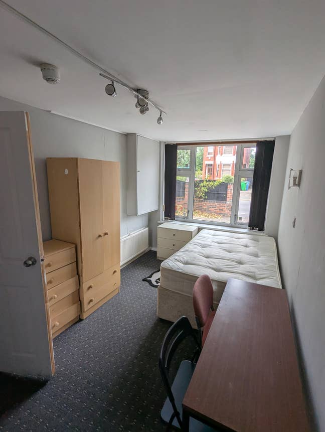 1 roommate needed for our 6 bed house. Low deposit Main Photo