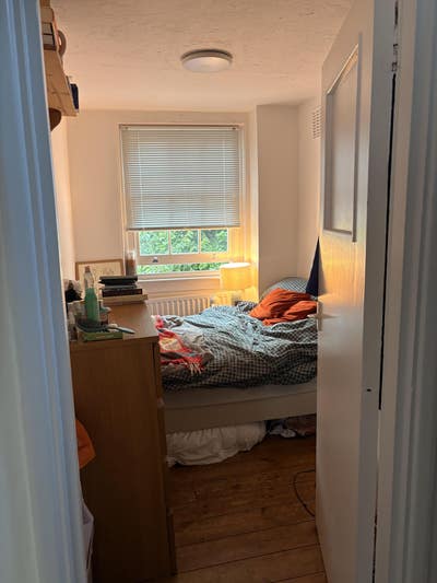 Room 2 mins from Oval!  Main Photo