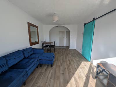 Stunning Newly Renovated 2-Bedroom Flat Available  Main Photo