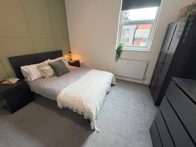 Modern En-Suite Double Room - Warrington Town Main Photo