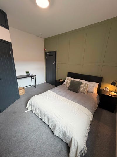 Modern En-Suite Double Room - Warrington Town Main Photo