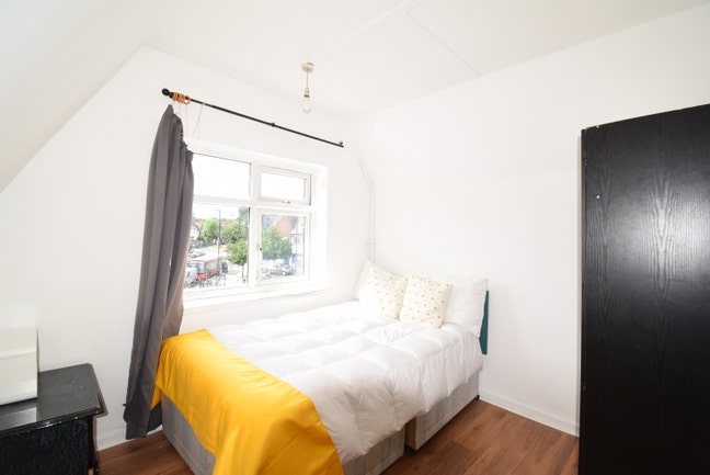 Fully Furnished Room – 3 min from Central Line !  Main Photo