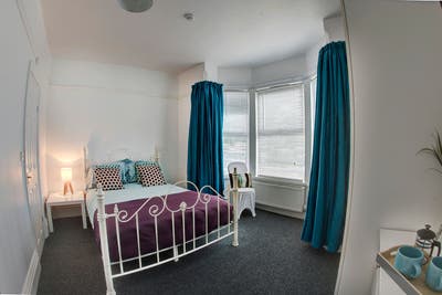 All rooms have en-suite Nr KGH & Train Station Main Photo