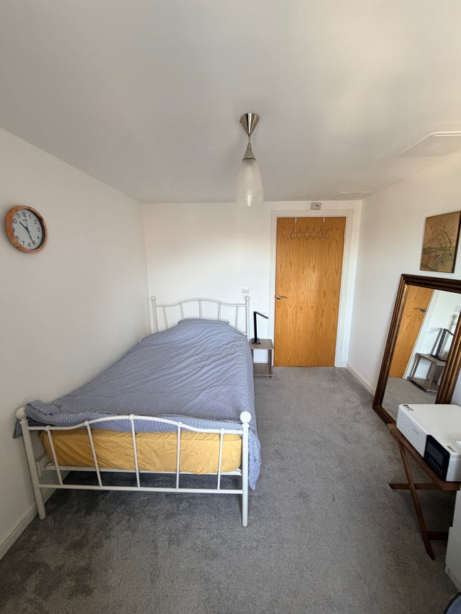 Double room in 2-bed flat, Morden/St Helier  Main Photo
