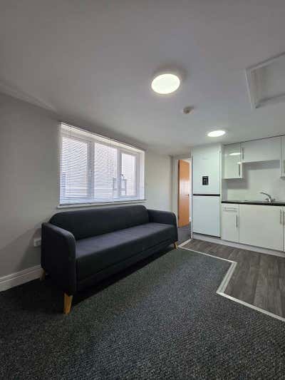 Modern 1 Bed Flat on Whitchurch Road Main Photo