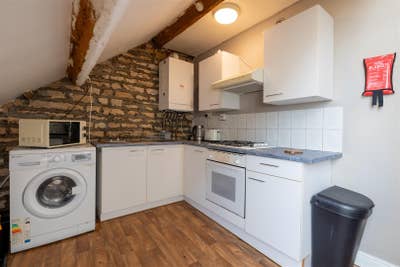 1 room available in this 2 bedroom flat by Castle Main Photo