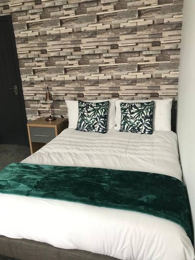 Ensuite Room - Close to Rolls Royce! Main Photo