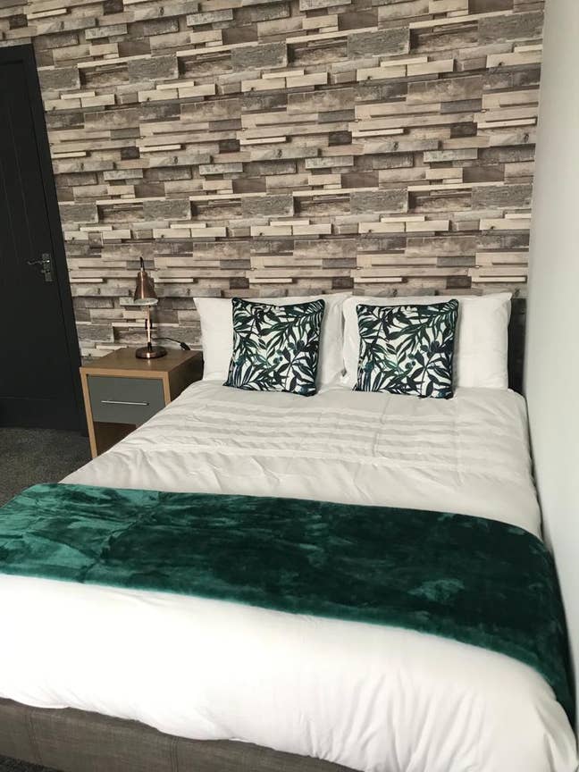Ensuite Room - Close to Rolls Royce! Main Photo