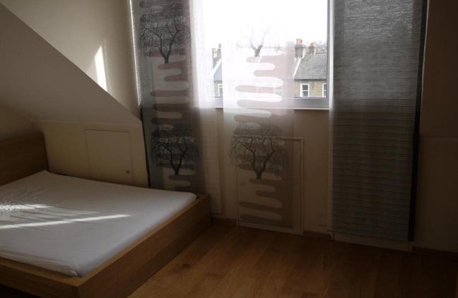 Large Double Room — 1 Min South Wimbledon Tube Main Photo