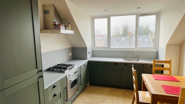 Large Double Room — 1 Min South Wimbledon Tube Main Photo