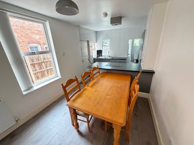 Lovely 4 Bedroom House - Fantastic Location  Main Photo