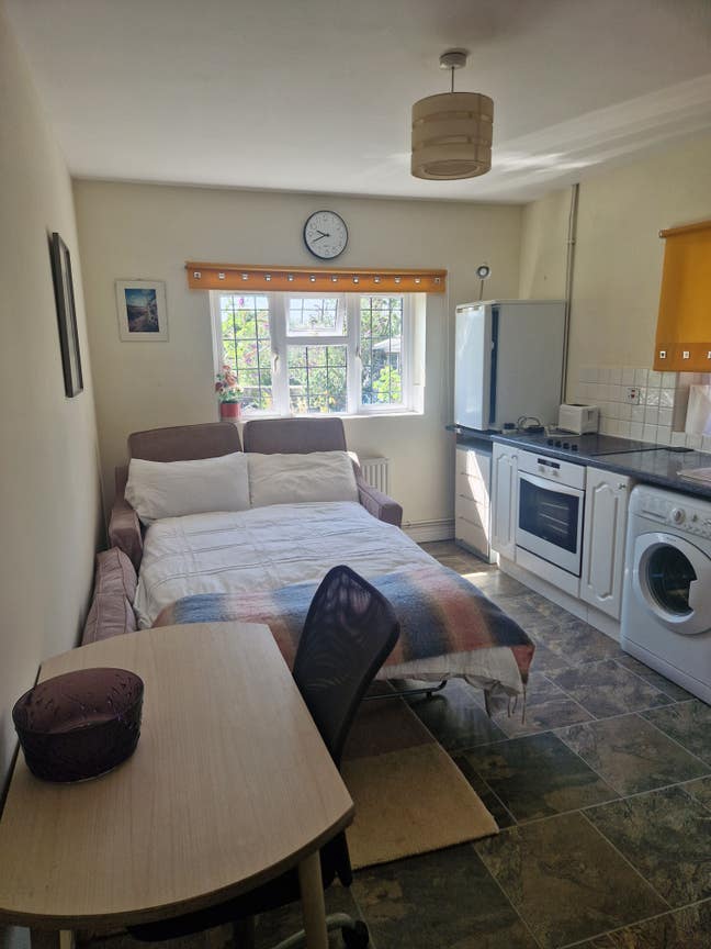 Mon-Frid self-contained annexe- Thornbury Main Photo