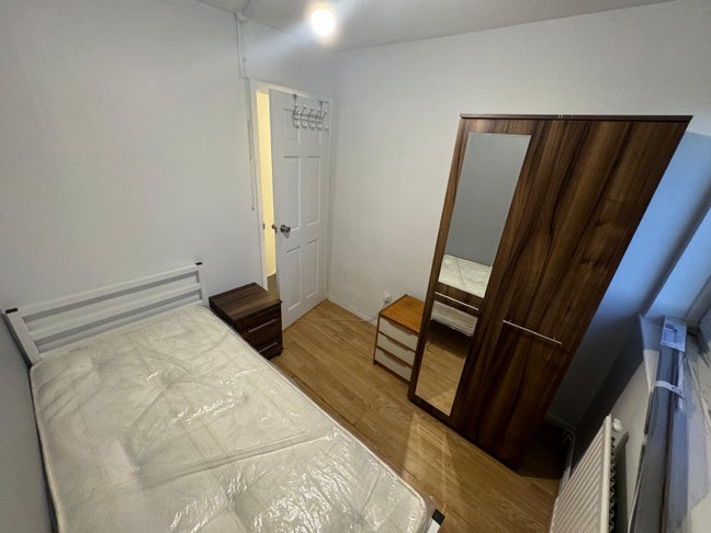 Stunning double and single room in E3 4JQ Main Photo