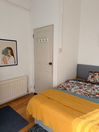 Bright Double Room in Friendly, Quiet House Share Main Photo
