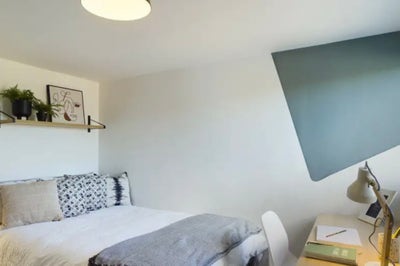 Double Bed Room in Student House  Main Photo