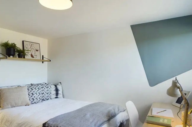 Double Bed Room in Student House  Main Photo