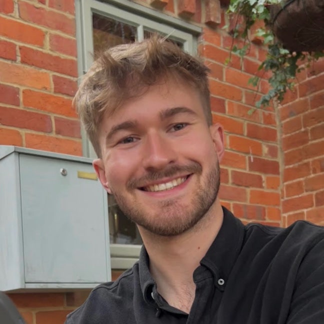 25 year old professional with 4 month old puppy Main Photo