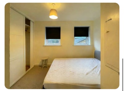 Lovely 1 bed overlooking canals near canary wharf Main Photo
