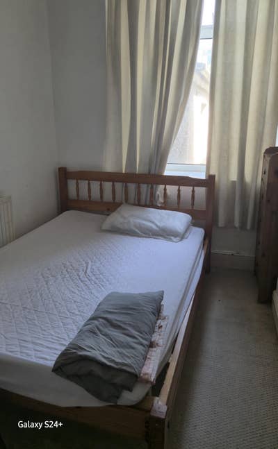 Furnished room in quiet working household Main Photo