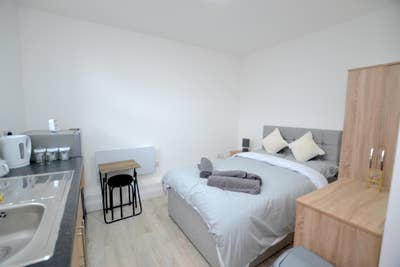 Fully Furnished Bedsit E1 for Student/Professional Main Photo