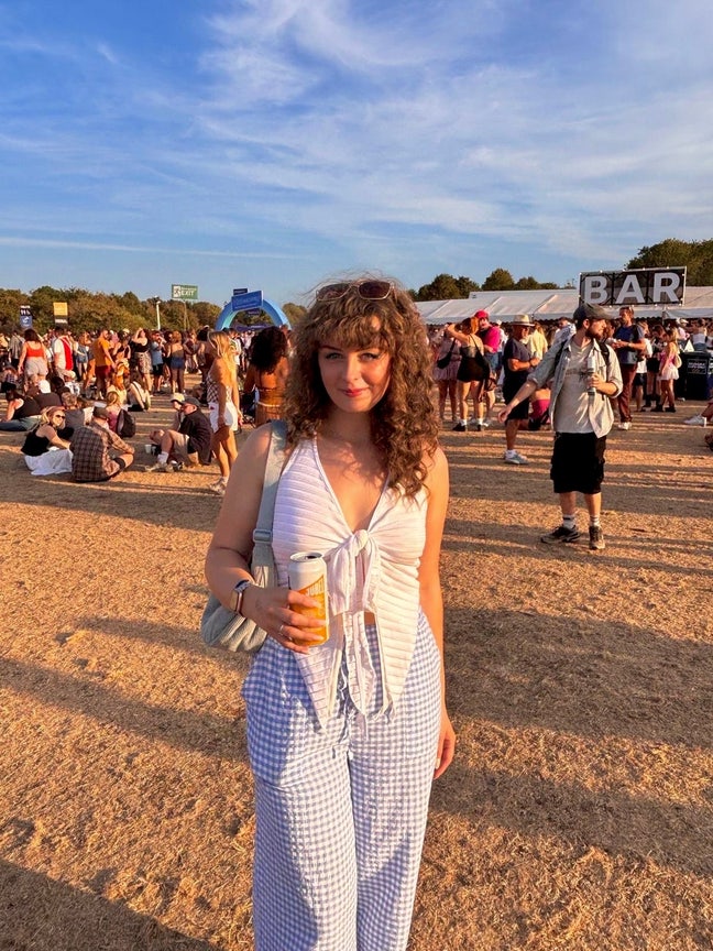 Professional female (25) looking for double room Main Photo