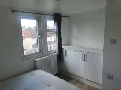 Room with toilet and shower ensuite - Inc Bills  Main Photo