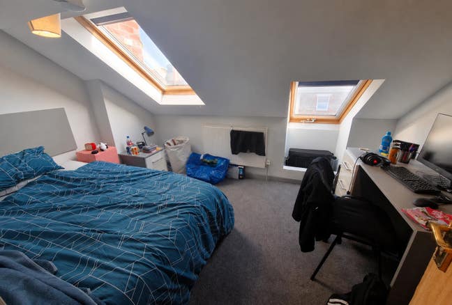 Double bed room available  Main Photo