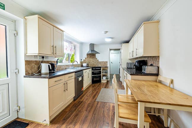 Large Double Room with Ensuite Main Photo