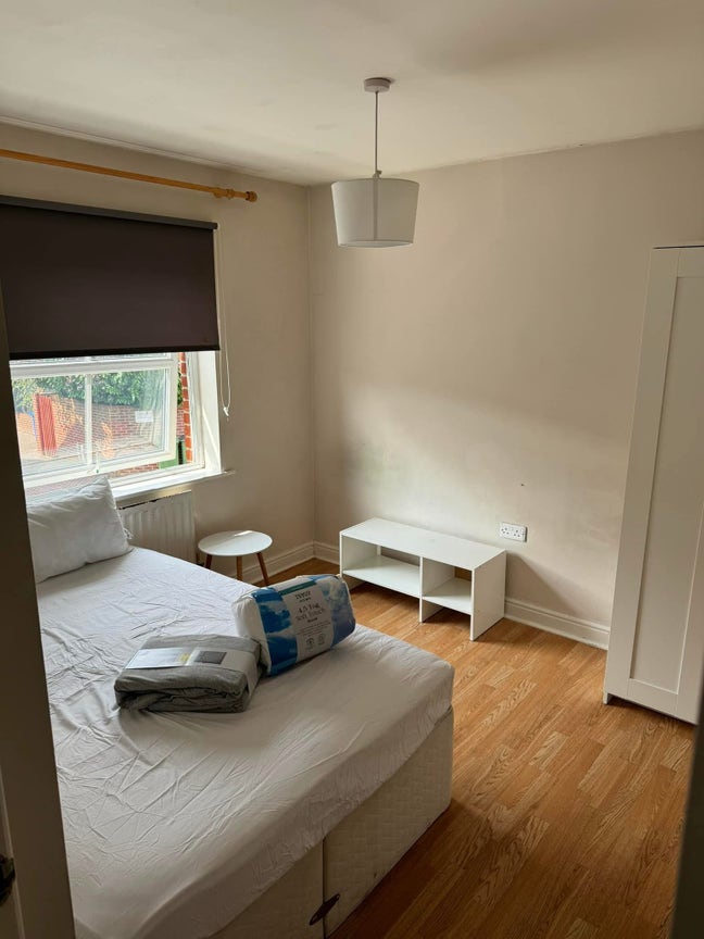 Double room to rent in Bracknell couples welcome  Main Photo
