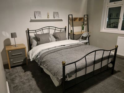 Spacious double room available in HMO Main Photo