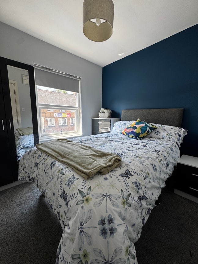 En-suite room Available - Contact Now to View Main Photo